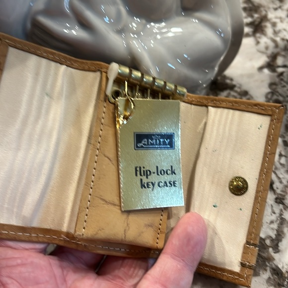 Amity woman’s key case leather trifold designer - Picture 3 of 4